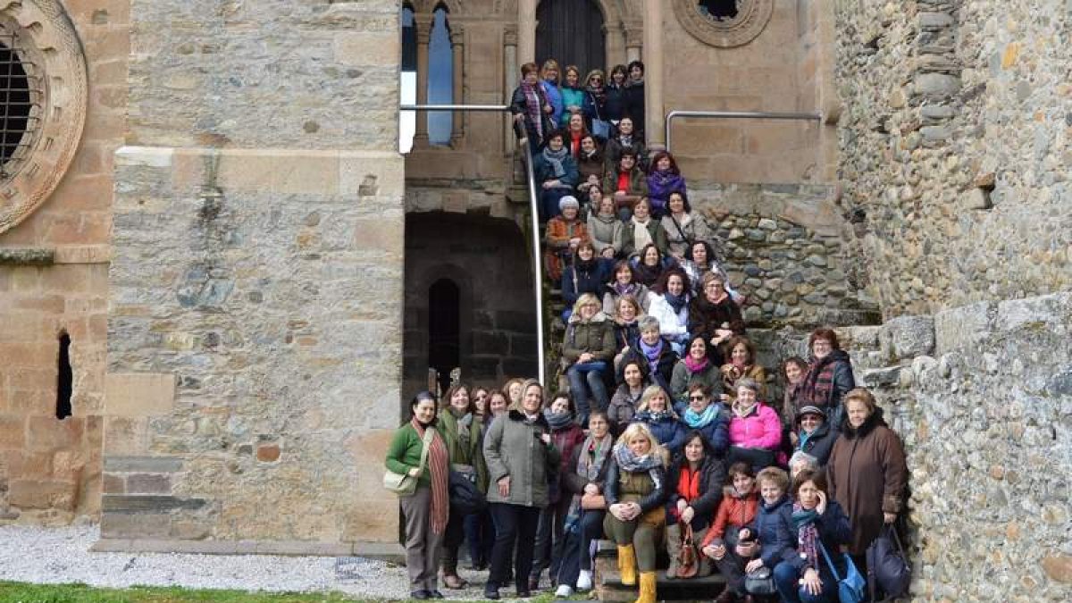 Un grupo de unas cincuenta mujeres participan en la excursión a Villafranca. DL
