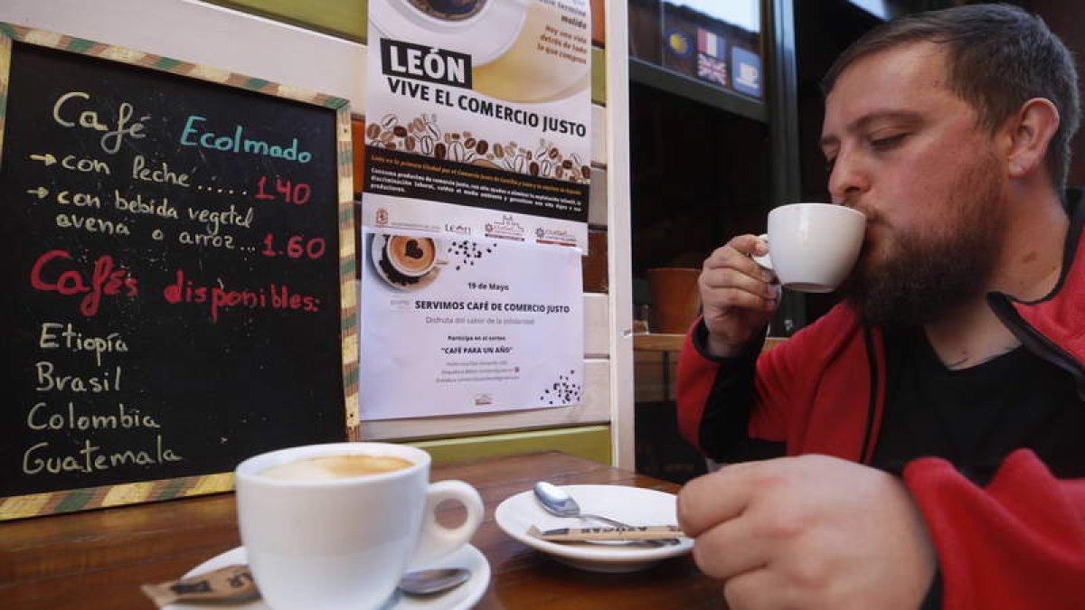 Ecomaldo, en el casco antiguo de León, uno de los establecimientos que se sumó ayer al Día del Café. RAMIRO