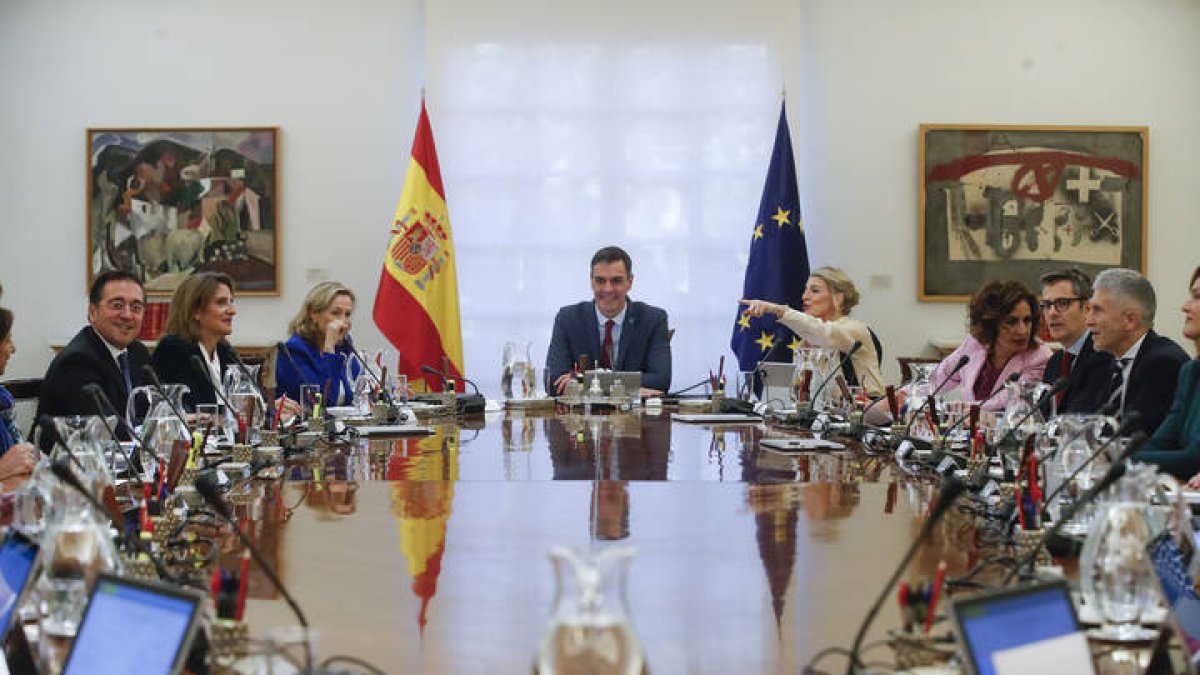 El presidente del Gobierno, Pedro Sánchez (c), preside el primer Consejo de Ministros del nuevo Gobierno este miércoles al Palacio de La Moncloa. JUAN CARLOS HIDALGO