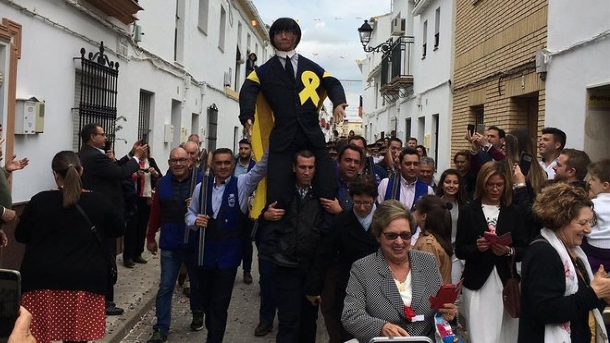 Vecinos de Coripe (Sevilla) portan el Judas Puigdemont que será posteriormente quemado.