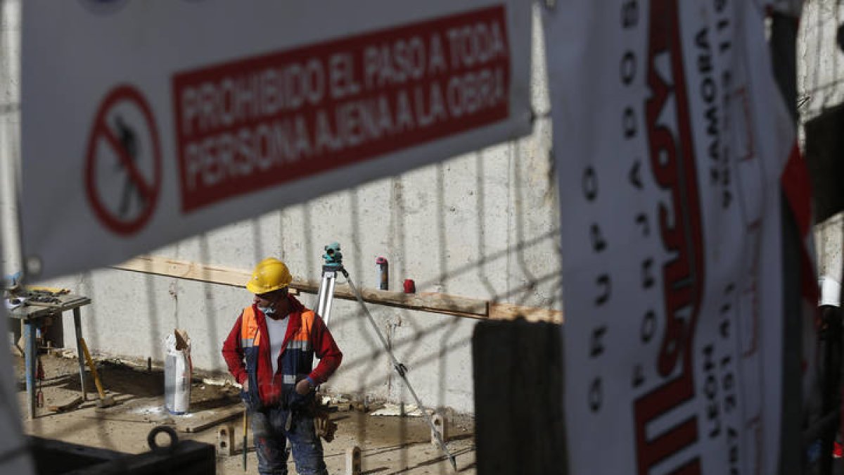 Trabajadores de la construcción con medidas de seguridad. F. Otero Perandones.