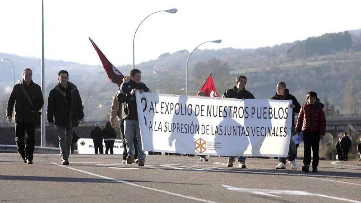 La plataforma para la defensa de las juntas vecinales de Omaña corta la carretera CL-626 y el acceso a la A-66 en La Magdalena (León) para pedir que no se supriman las entidades locales menores.