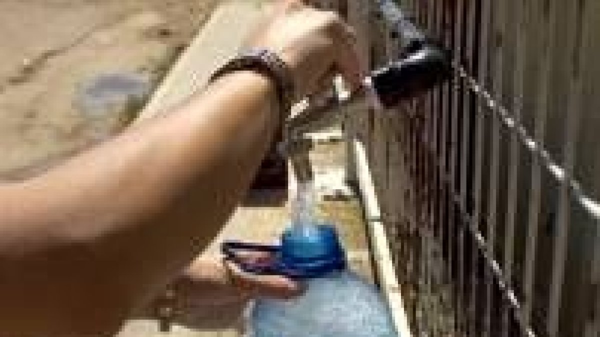 Los vecinos de Benavente han tenido que consumir agua mineral debido a las restricciones