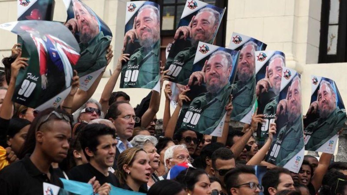 Cientos de jóvenes se han concentrado en la Universidad de La Habana para recordar a Fidel Castro.