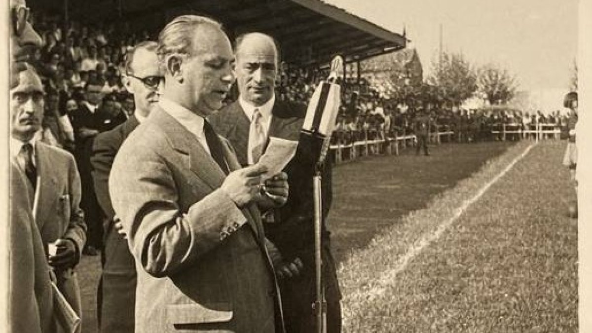 Salvador Rocha, presidente de la Cultural en la temporada 49-50, en el partido internacional que jugaron contra el Bragança. DL