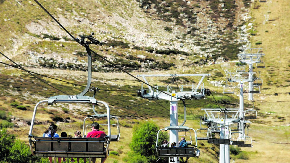 El remonte de la estación de esquí de San Isidro, abierto al turismo en 2022. FERNANDO OTERO