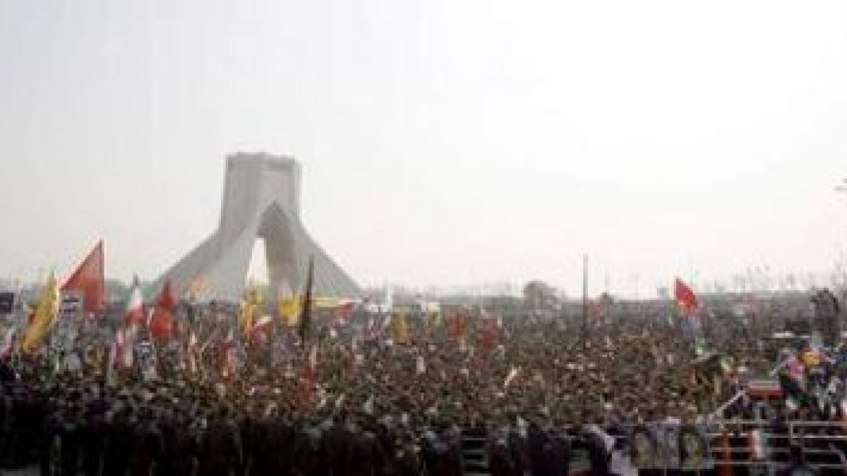 Una multitud congregada en la plaza Azadi para conmemorar el 31 aniversario de la Revolución Islámic