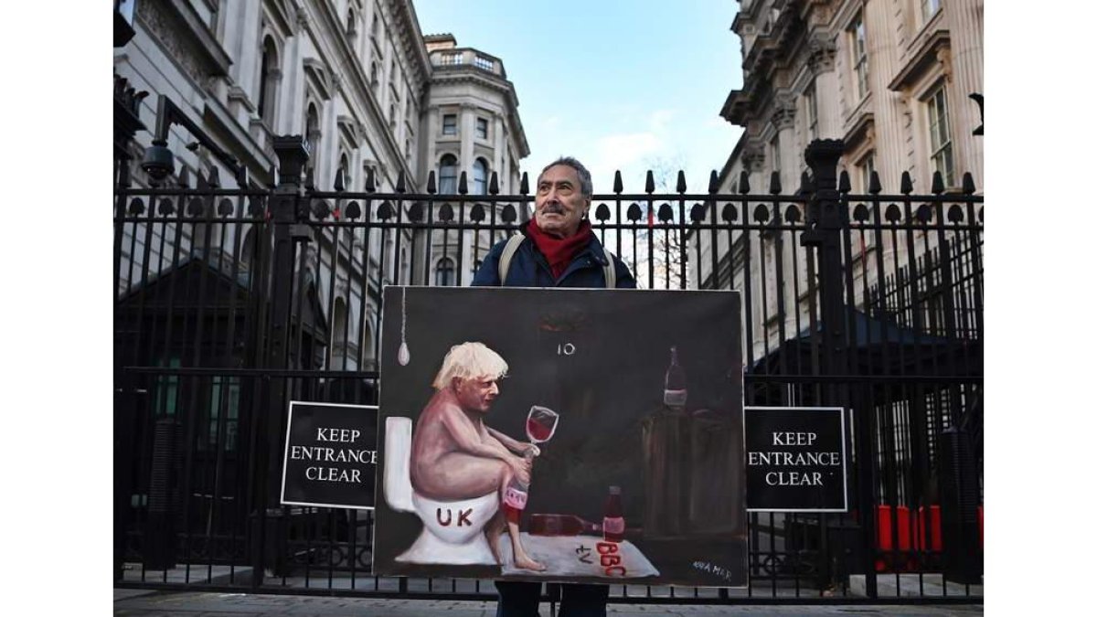 Un artista con una caricatura de Johnson en Downing Street. ANDY RAIN