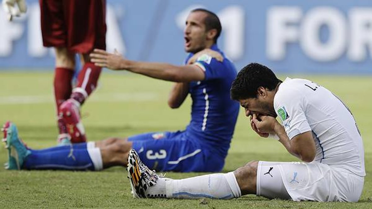 Momento en el que el delantero uruguayo agrede al defensa italiano, durante el partido correspondiente al Mundial de Brasil.