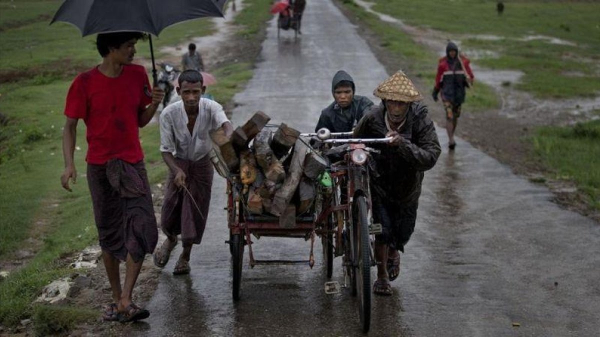 Una familia de rohingyas huye de las inundaciones en el 2014.