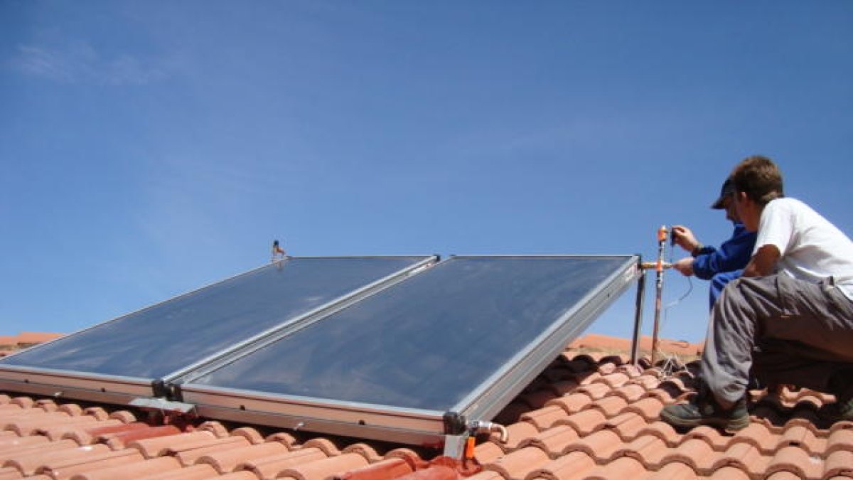 Colocación de paneles solares en el tejado de  una vivienda en la provincia. DL
