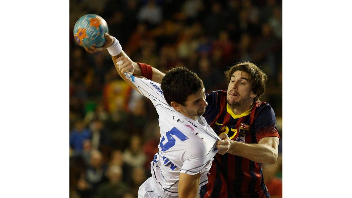 Pedrag Vejin intenta lanzar a portería ante la férrea oposición del ex del Ademar, ahora jugador del Barça, Viran Morros.