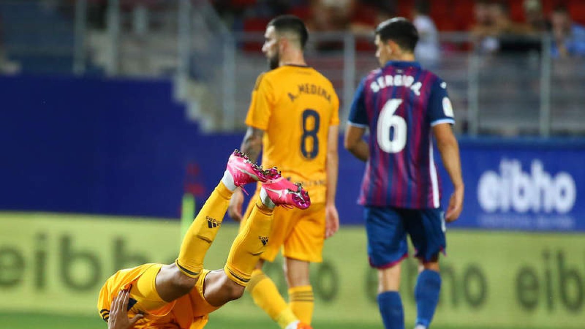 Momento en el que Yuri queda tendido en el terreno de juego tras caer lesionado en Eibar. L. DE LA MATA