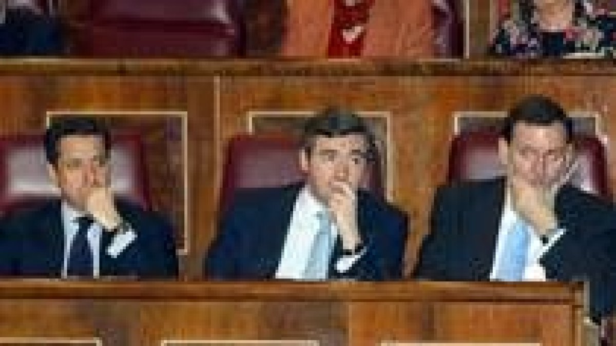 Eduardo Zaplana, Mariano Rajoy y Ángel Acebes, en sus escaños durante una sesión del Parlamento