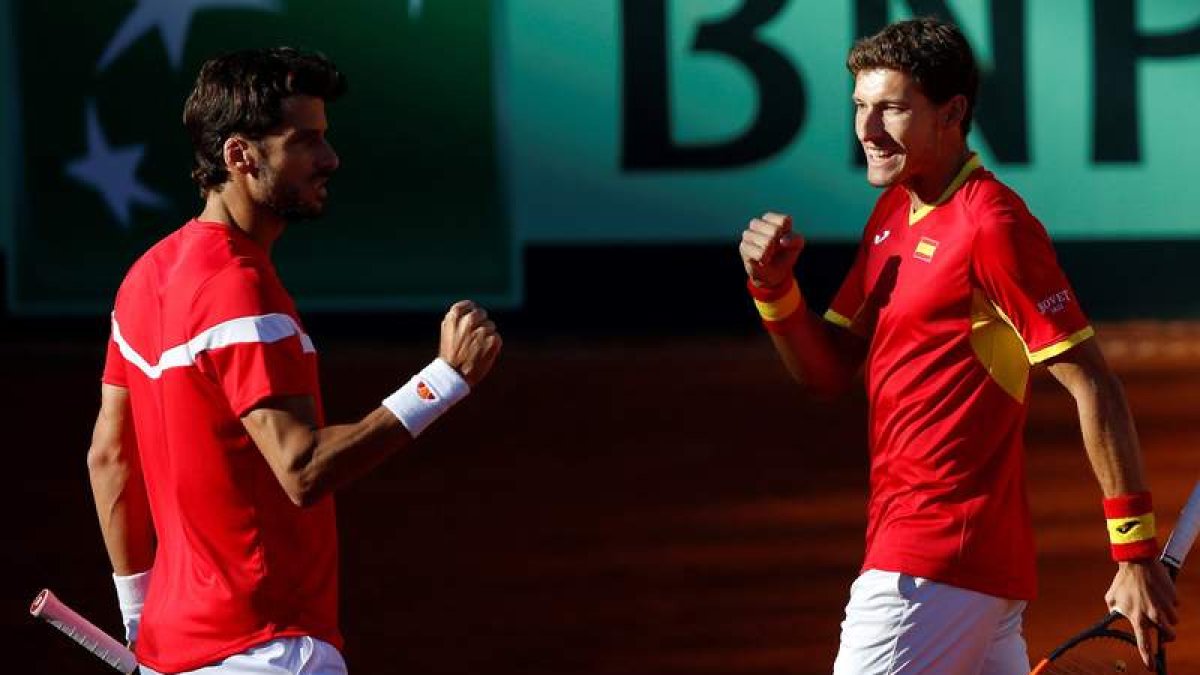 Feliciano y Carreño se felicitan por el triunfo en los dobles. DÍAZ