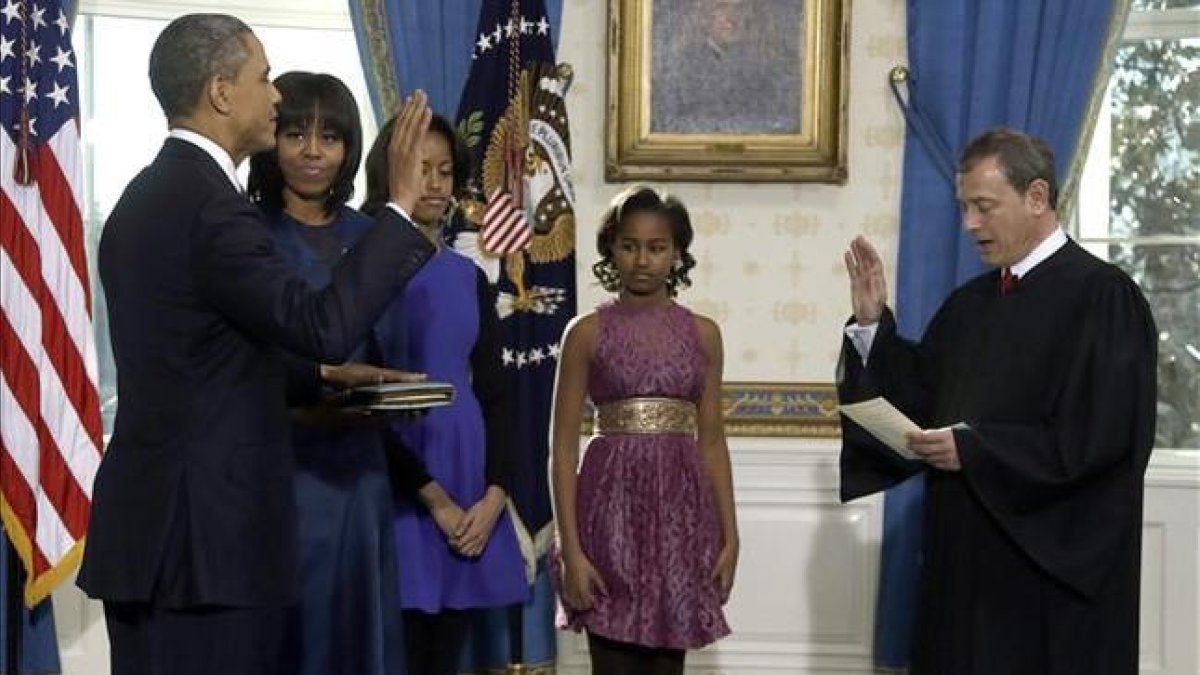 La esposa y las hijas de Obama presencian la jura de este ante John Roberts, presidente del Tribunal Supremo, este domingo en la Casa Blanca.