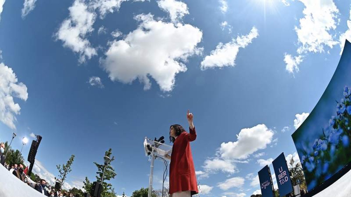 La presidenta de Madrid, Isabel Díaz Ayuso, en un acto de campaña en Majadahonda. FERNANDO VILLAR