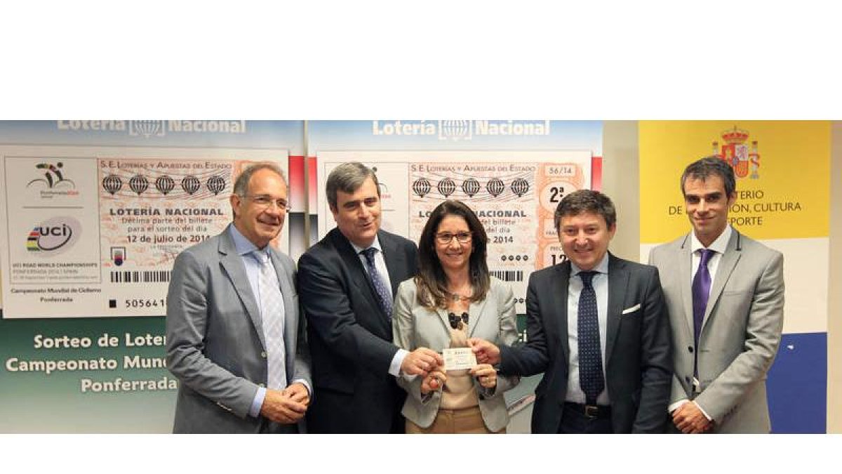 El alcalde y el concejal de Deportes de Ponferrada, junto a Cerrón y Cardenal, en la firma del nuevo patrocinio de Loterías.