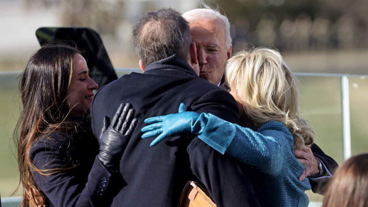 Joe Biden abraza a su familia tras la jura. JONATHAN ERNST