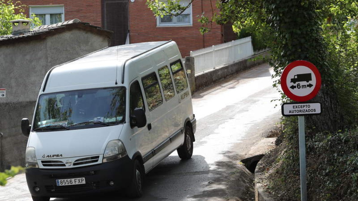 Primera furgoneta de viajeros del plan de movilidad Itermédulas que circuló ayer, a su vuelta del mirador de Orellán. L. DE LA MATA
