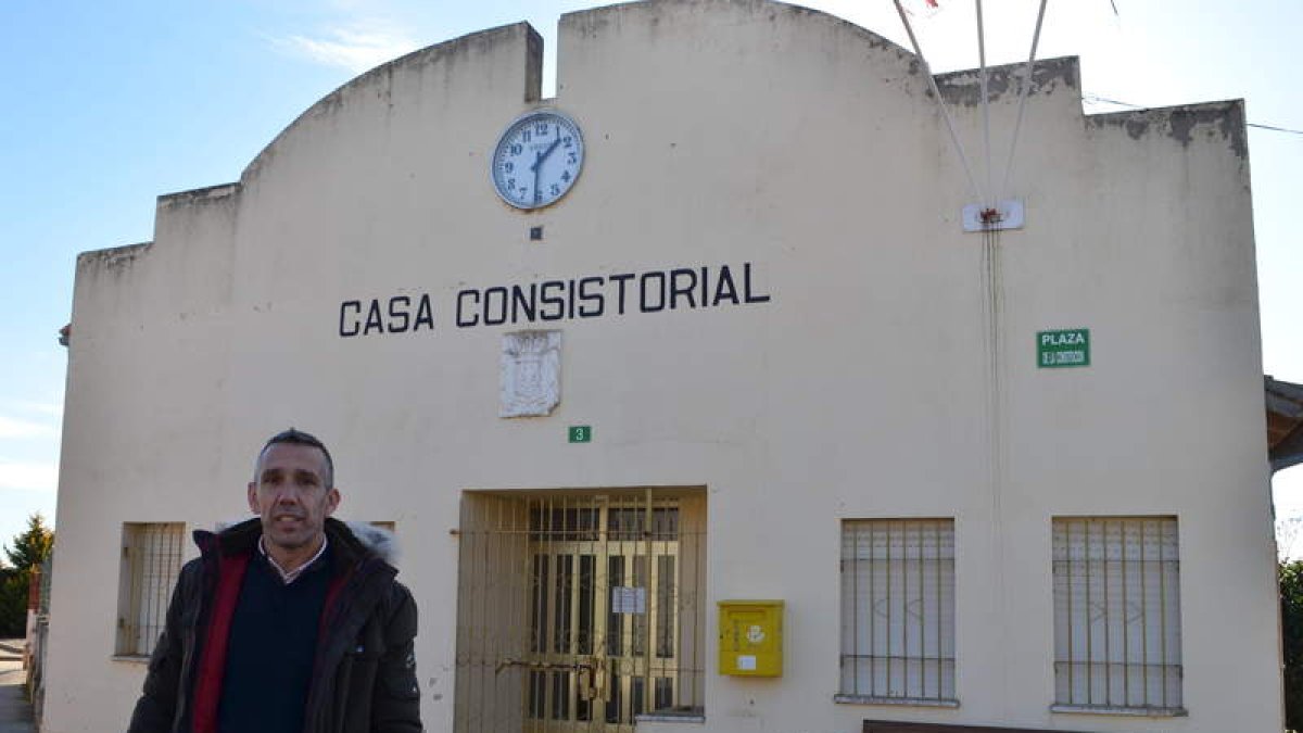 El alcalde posa delante de la antigua casa consistorial. MEDINA