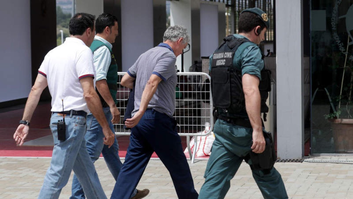 Ángel María Villar, presidente de la RFEF, a su llegada a la sede del organismo detenido por la Guardia Civil. ZIPI