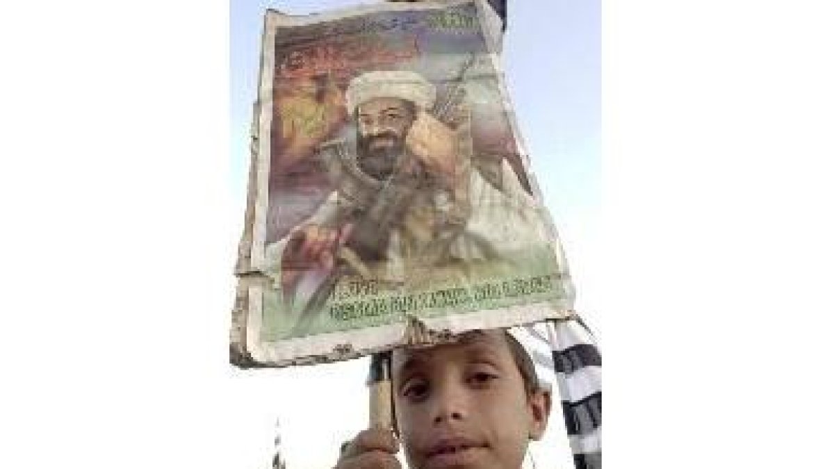 Un niño con un poster de Ben Laden en una manifestación islámica