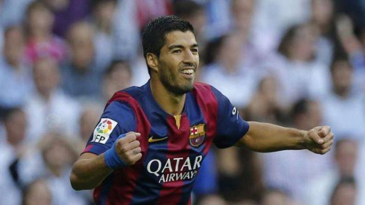 Luis Suárez celebra el gol de Neymar en el clásico.