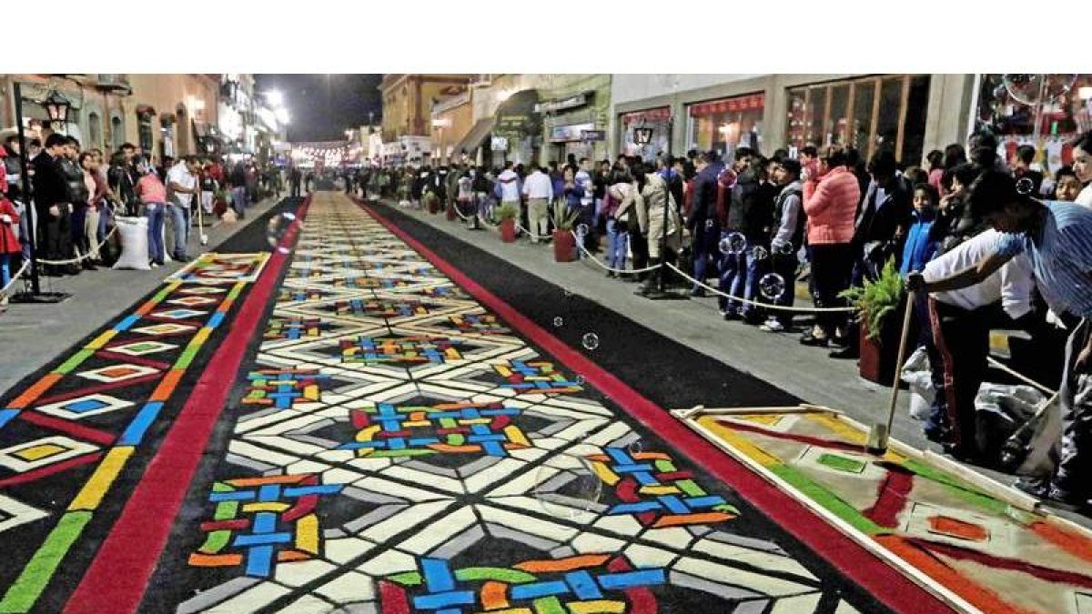 Tapete elaborado por artesanos mexicanos durante la festividad «La noche que nadie duerme» en la ciudad de Huamantla