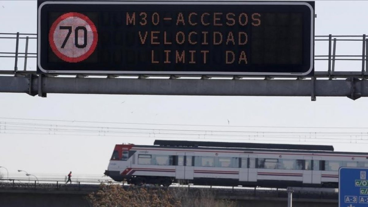 Paneles informativos sobre las restricciones de velocidad en la M-30 de Madrid debido a la contaminación, en una imagen de diciembre.