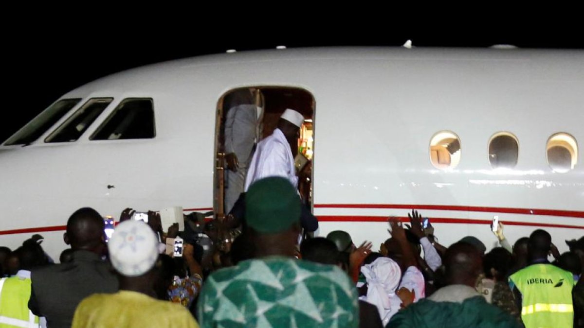 Yahya Jammeh embarca en el avión con el que ha abandonado Gambia.