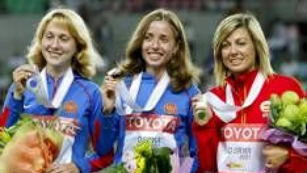 María Vasco posa con su medalla junto a las atletas rusas