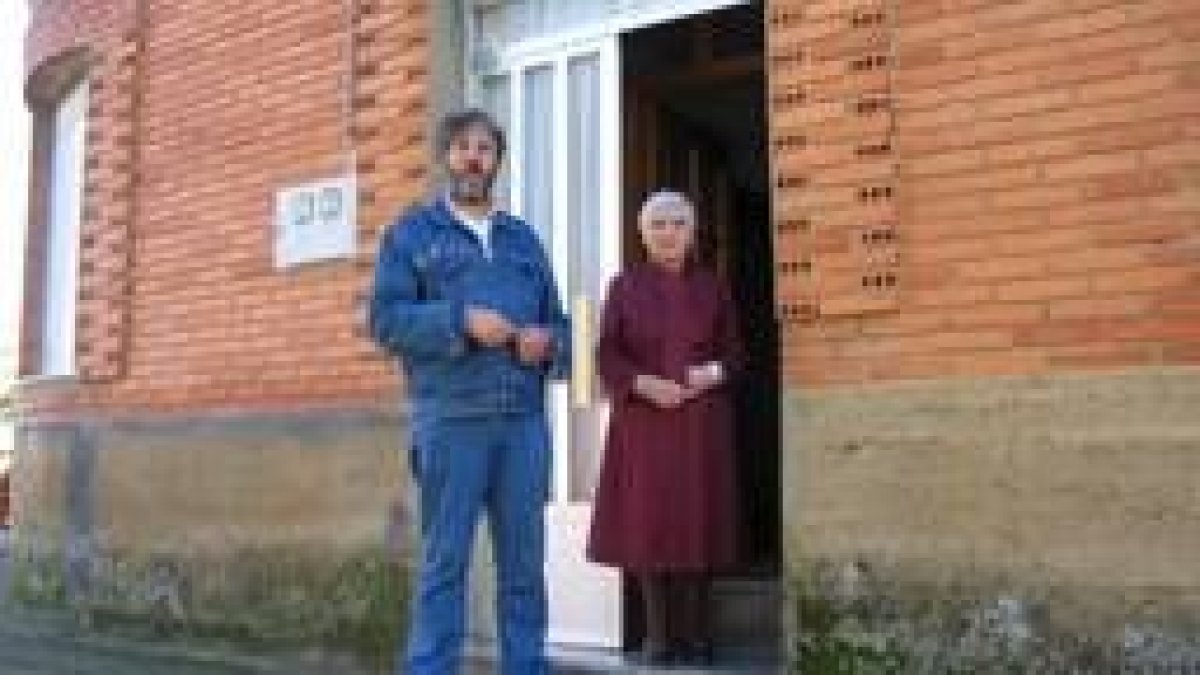 Jerónimo y Antonia posan a la puerta de su casa, tras llegar ayer a su domicilio, después del suceso
