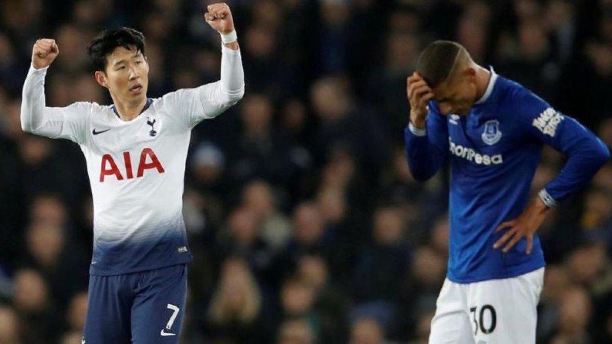 Son Heung-Min (Tottenham) celebra su primer gol ante el pesar de Richarlison (Everton).