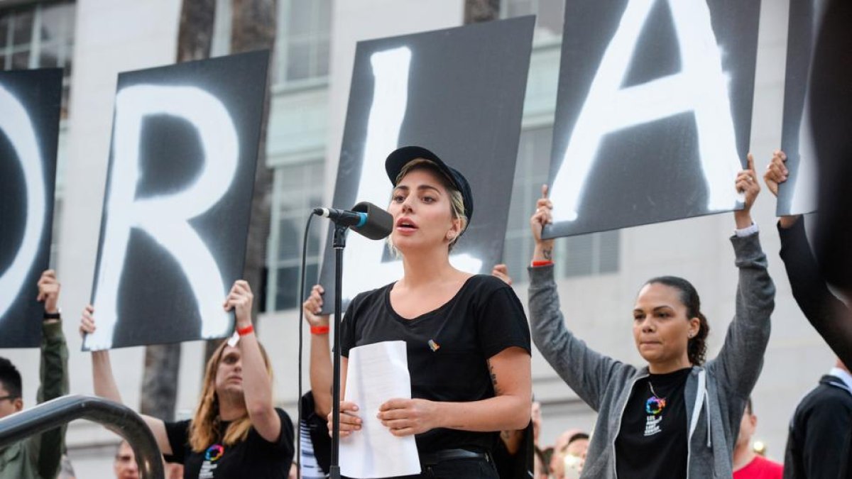 Lady Gaga, durante el acto de homenaje a las víctimas de la tragedia de Orlando celebrado en Los Ángeles, el 13 de junio.