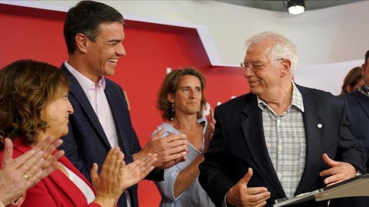 Pedro Sánchez aplaude a Josep Borrell tras conocer los resultados electorales.
