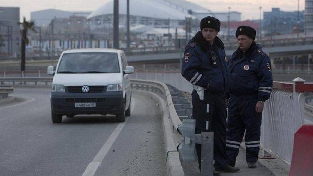 Dos agentes de tráfico rusos controlan una carretera cercana al parque olímpico de Sochi, el 7 de enero.
