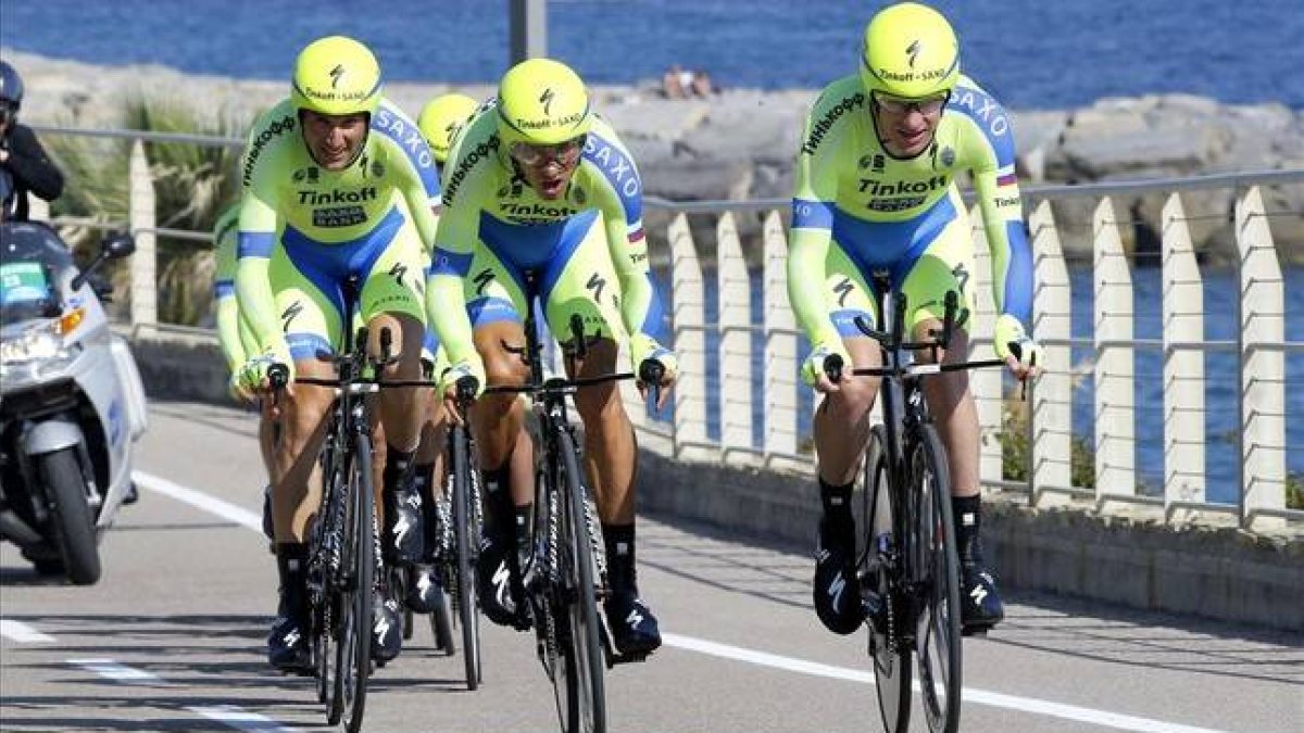 El conjunto Tinkoff-Saxo, de Alberto Contador, en plena acción, durante la contrarreloj inaugural del Giro 2015.