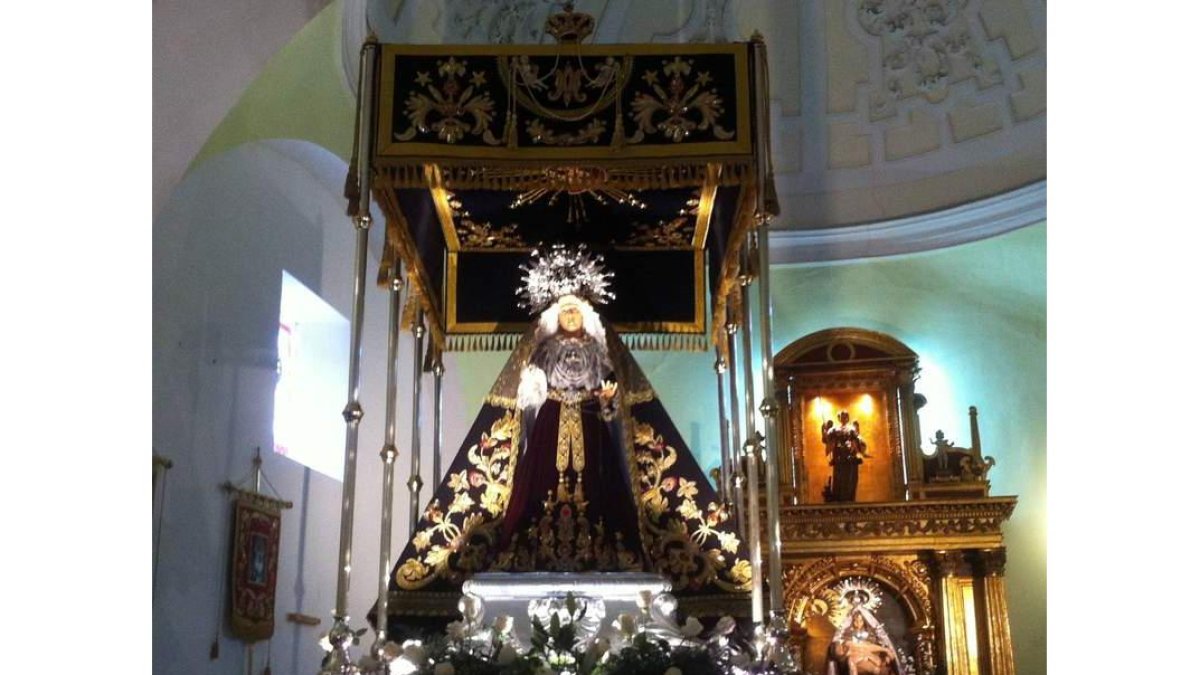 La Virgen de la Soledad ya luce nueva indumentaria.