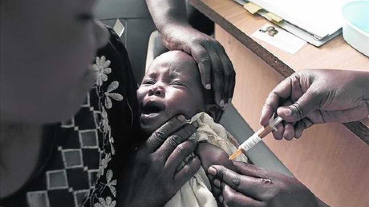 Un bebé recibe una vacuna experimental de la malaria en Kombeua (Kenia), en octubre del 2009.