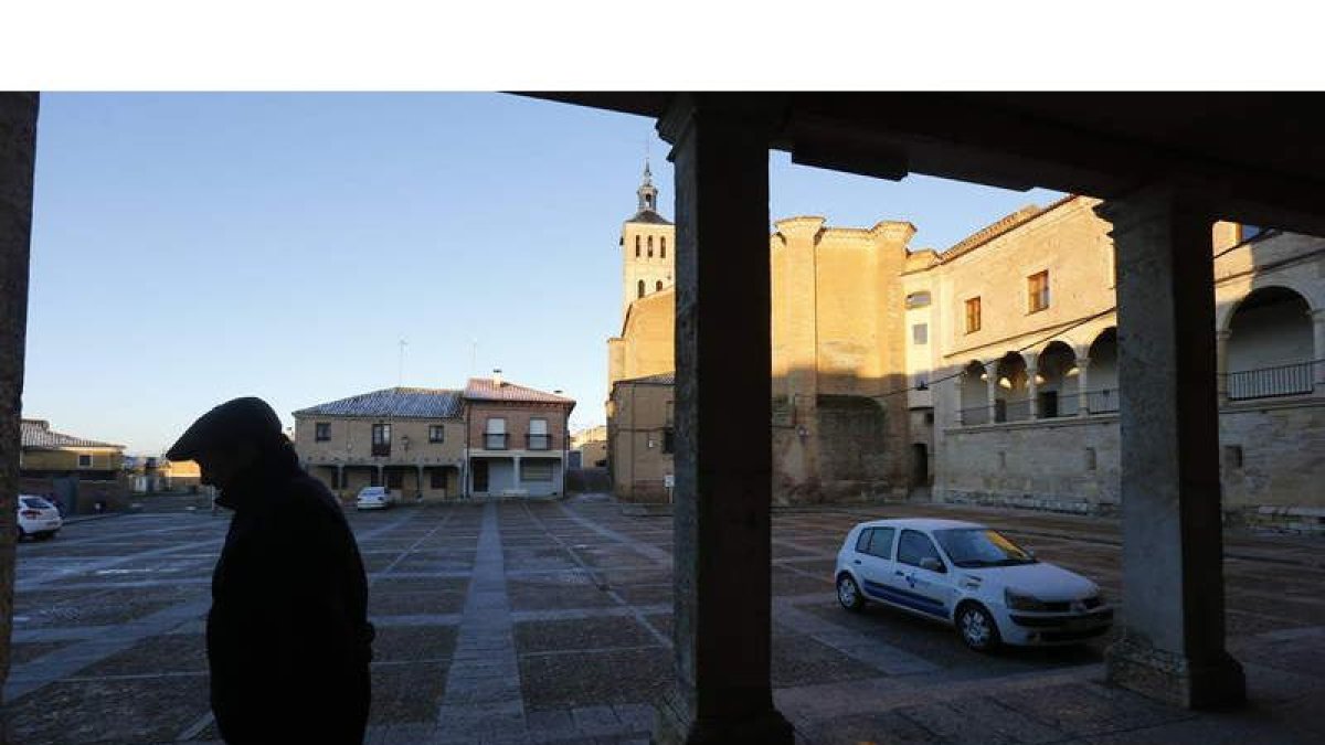 Imagen de archivo de la plaza Mayor de Grajal de Campos, donde se erigen el palacio y la iglesia. JESÚS F. SALVADORES