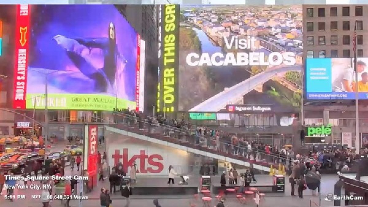 Cacabelos proyectado en una de las pantallas gigantes de Times Square. ICAL