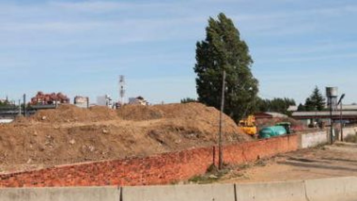 Estado que presentaban ayer las obras, tras los primeros movimientos de tierra.