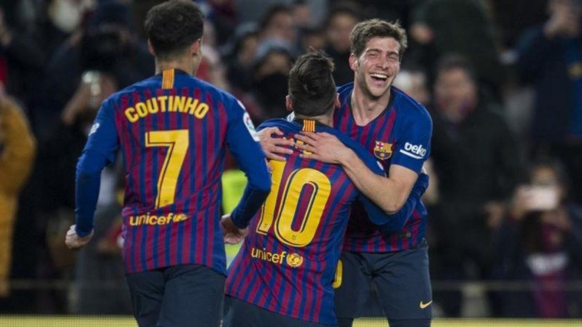 Los jugadores del Barça se abrazan tras el cuarto gol contra el Sevilla en la Copa.