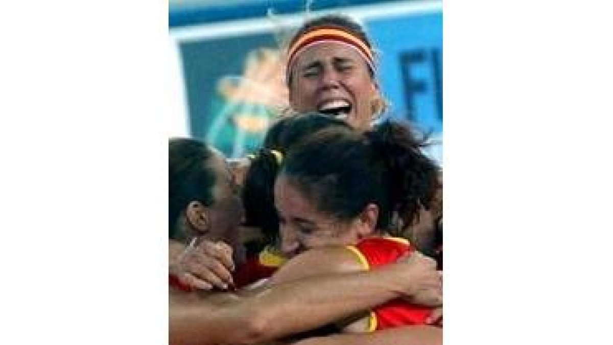 Amaya Valdemoro (arriba) se abraza con sus compañeras tras la victoria