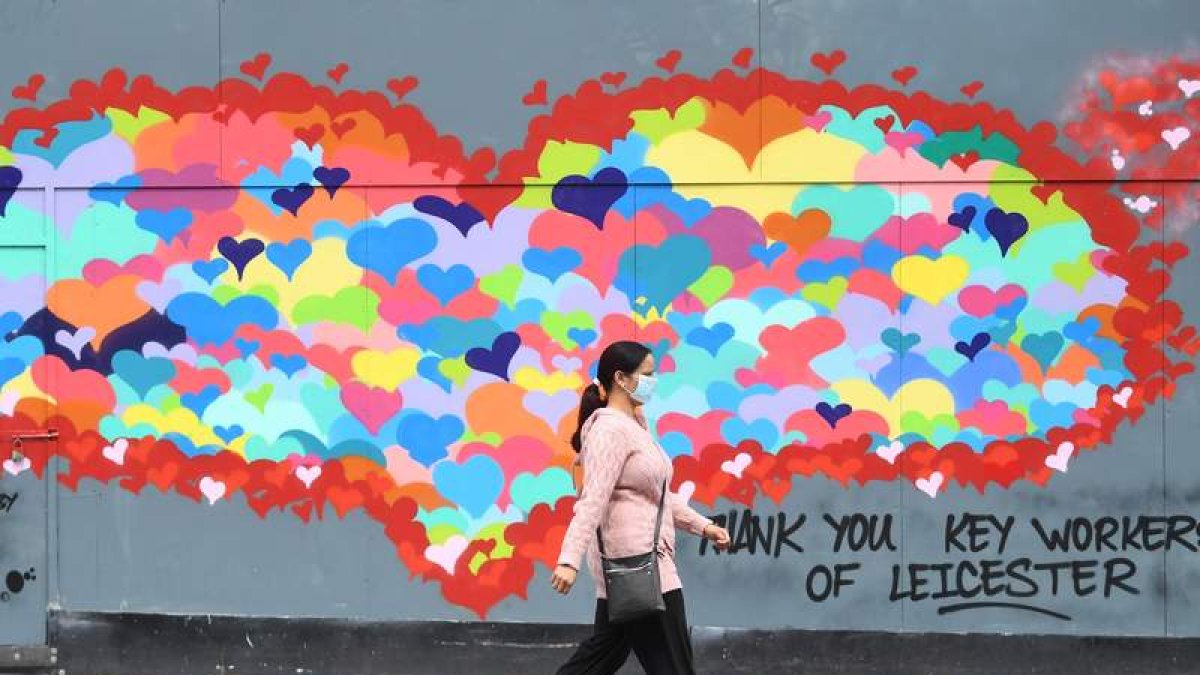 Una mujer pasea delante de un mural de agradecimiento a los sanitarios en Leicester. NEIL HALL/EFE