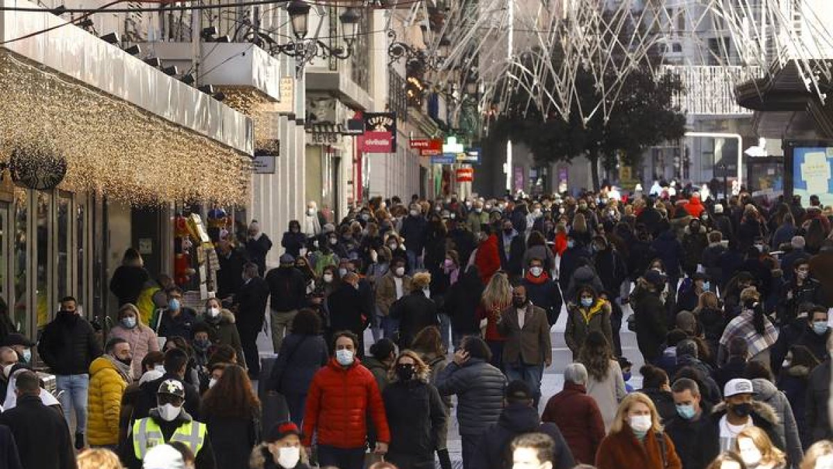 Viandantes en la calle Preciados en Madrid, este miércoles. BALLESTEROS