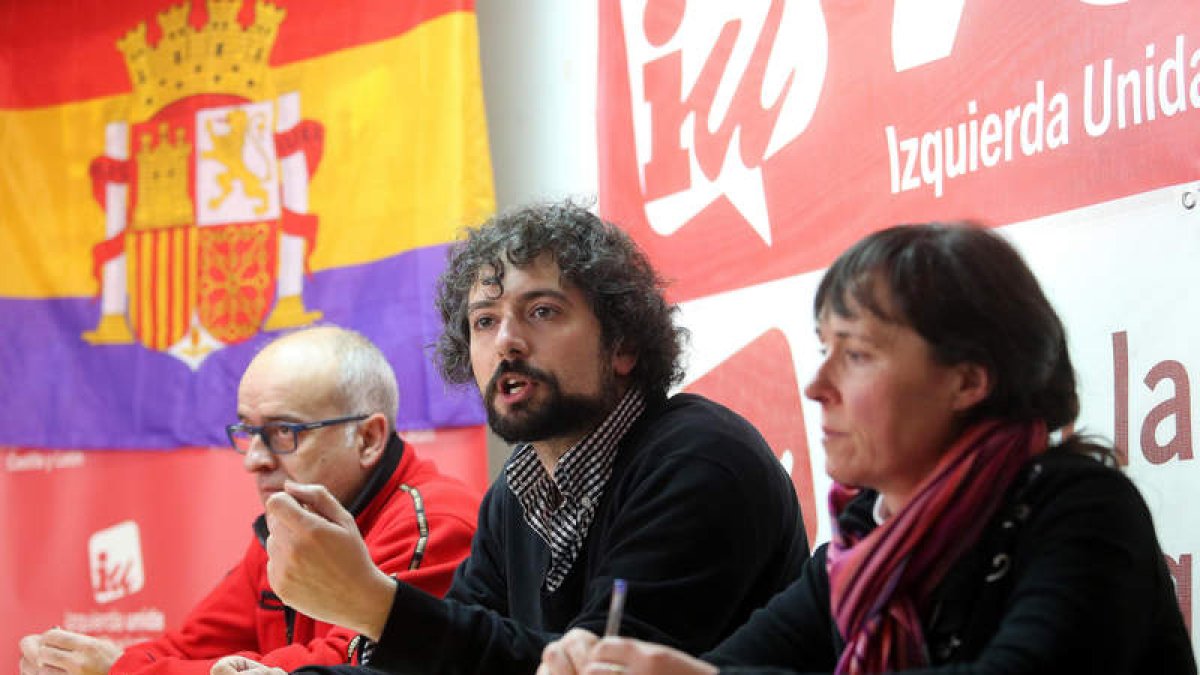 Emiliano Núñez, José Sarrión y Pilar González, ayer en la sede de IU de Ponferrada.