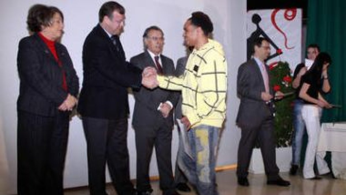 Mari Paz Díez, Antonio Silván, Francisco Álvarez y José Manuel Cendón, en la entrega de diplomas.