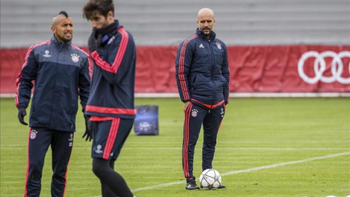 Guardiola, Con Javi Martínez y Vidal, en el entrenamiento del Bayern.